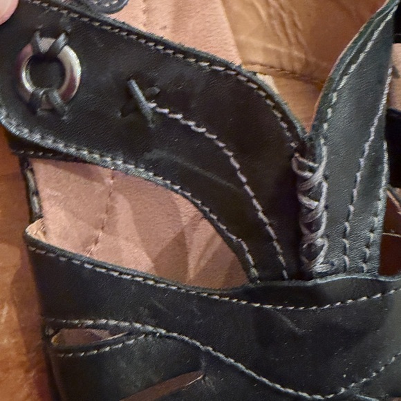 New in Box Earth Origins size 9 women’s Black Leather Sandals. Beautiful! - Picture 5 of 9